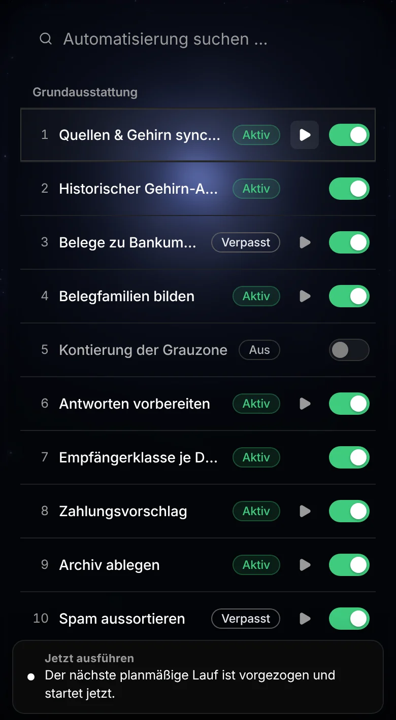 EXAVA auf dem Smartphone: dieselbe Liste der Automatisierungen mit Status und Schaltern, unten der Hinweis „Jetzt ausführen – Der nächste planmäßige Lauf ist vorgezogen und startet jetzt.“ – Beispieldaten